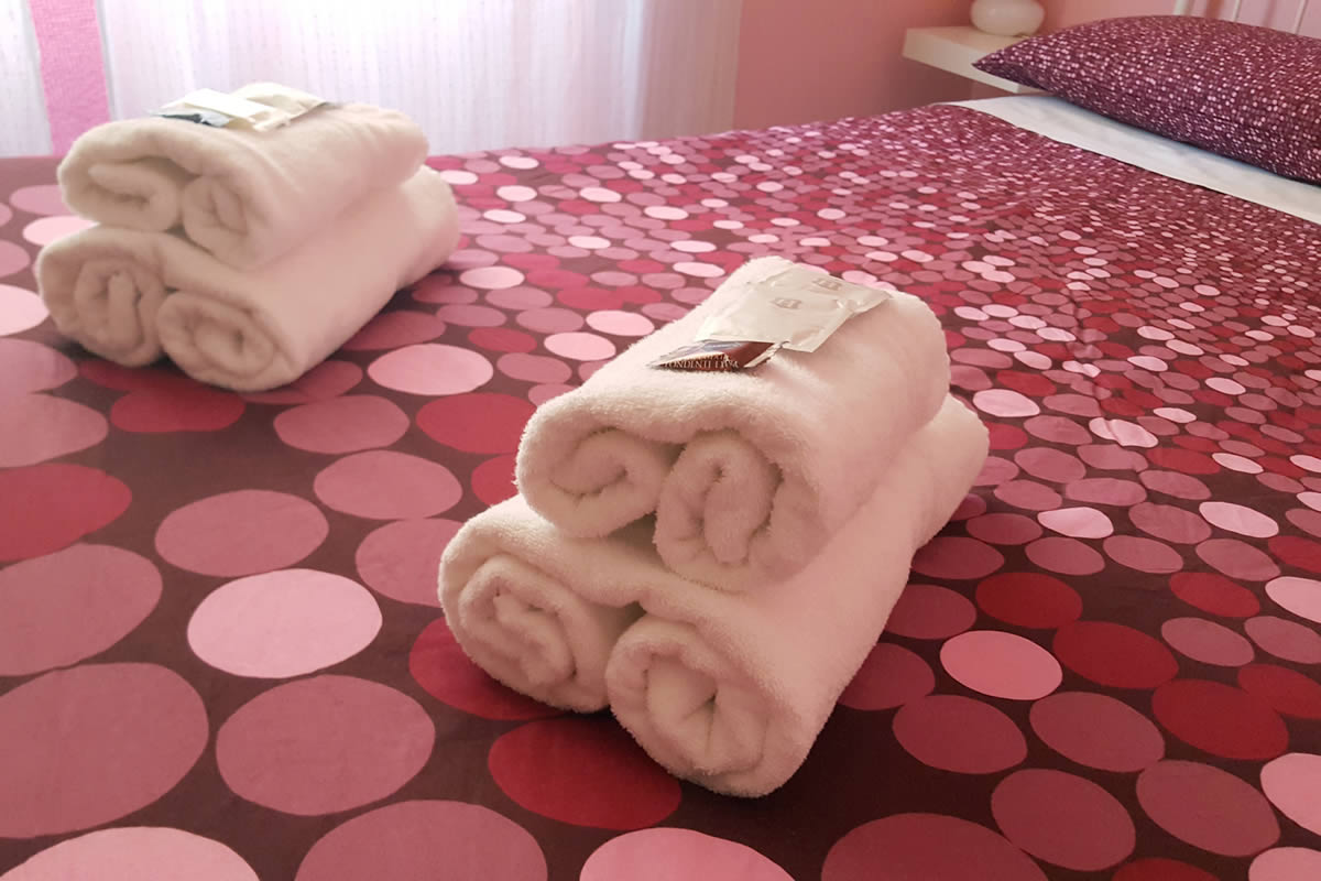 stanza rosa letto